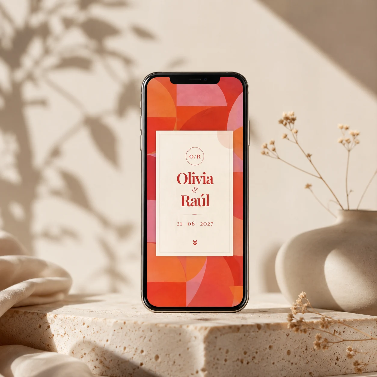 Invitación digital de boda personalizada modelo Prisma mostrada en móvil